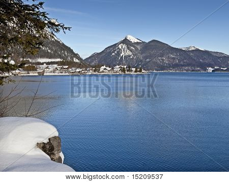 Obrázek Walchensee v bavorském Německu pokrytý sněhem