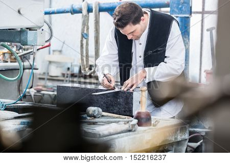 Craftsman templating gravures on headstone 