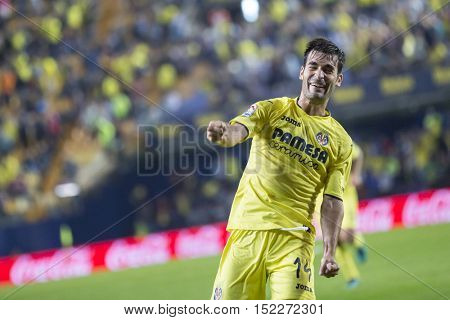 VILLARREAL, SPAIN - OCTOBER 16th: Villarreal team celebrate a goal during La Liga soccer match between Villarreal and Celta de Vigo at El Madrigal Stadium on October 16, 2016 in Villarreal, Spain