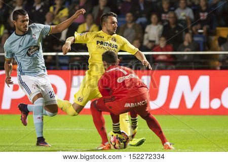 VILLARREAL, SPAIN - OCTOBER 16th: (L) Cabral, (C) Sansone, 1 Sergio during La Liga soccer match between Villarreal and Celta de Vigo at El Madrigal Stadium on October 16, 2016 in Villarreal, Spain
