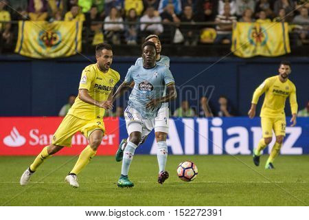 VILLARREAL, SPAIN - OCTOBER 16th: Pape with ball and Mario during La Liga soccer match between Villarreal CF and R.C. Celta de Vigo at El Madrigal Stadium on October 16, 2016 in Villarreal, Spain