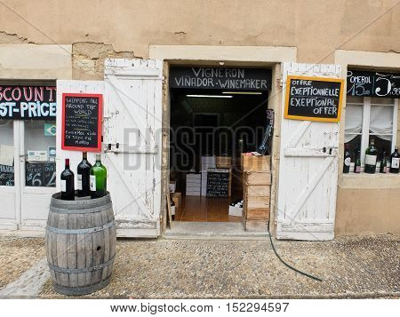 7 may 2014-siant emilion-france-shop selling wine near sant Emilion in France