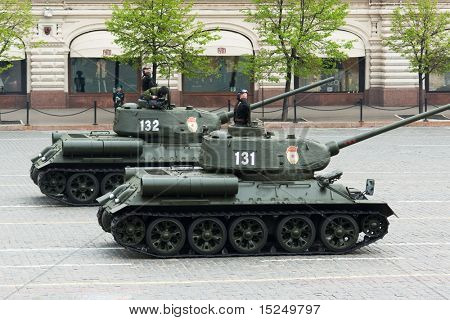 Moskva - 6 maj: Russiske T34 kampvogne i øvelokalet i 65 årsdagen for sejren i store patriotiske