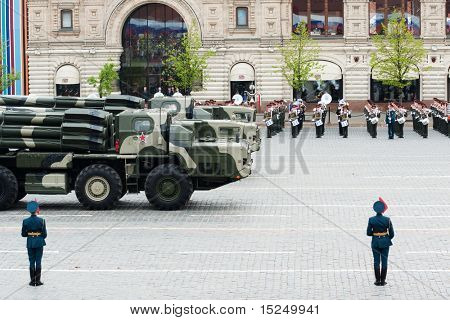 Moskou - 6 mei: Russische Smerch RSZO - zware meerdere raketten draagraket in repetitie tijdens 65e anni