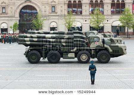 Moskou - 6 mei: Russische Smerch RSZO - zware meerdere raketten draagraket in repetitie tijdens 65e anni