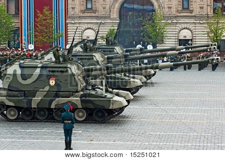 Moskva - 6 maj: Selvkørende haubits MSTA. Generalprøve af militærparade på 65 års jubilæum