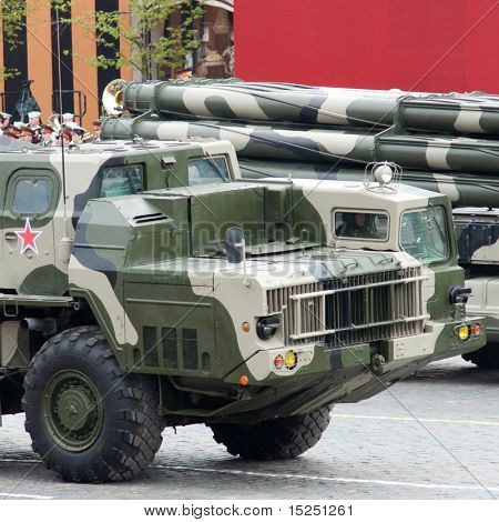Moskou - 6 mei: Smerch RSZO - zware meerdere raketten draagraket. Generale repetitie van militaire Parade op
