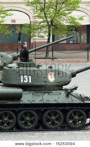 Moskva - 6 maj: Tank T34, generalprøve af militærparade på 65-årsdagen for sejren i stor