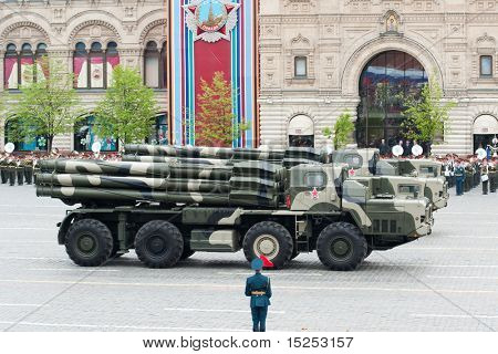 Moskou - 6 mei: Smerch RSZO - zware meerdere raketten draagraket. Generale repetitie van militaire Parade op