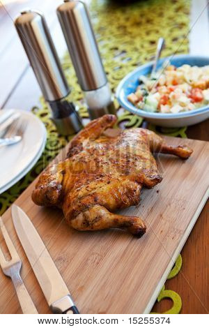 Ganze gekochtes Hühnerfleisch, serviert mit Salat