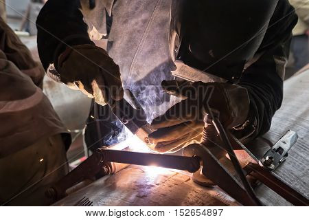 The jointing of large diameter pipes together using a chain of centralizer