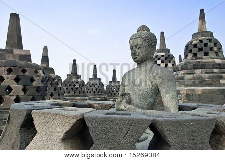 Estatua de Buda en el templo de Borobudur