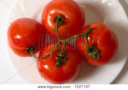 Ramo di pomodori su un piatto