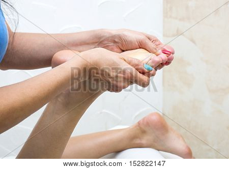 the process of foot massage treatments in the beauty salon
