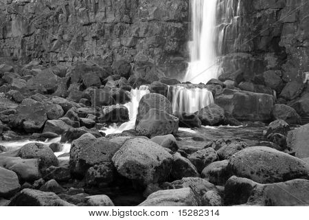 Eau rocheux falll en noir et blanc.