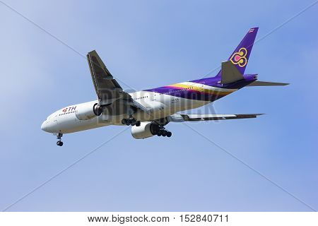 CHIANGMAI, THAILAND- JULY 10 2014 :Boeing 777-200ER HS-TJS of Thaiairway. landing to Chiangmai airport from Bangkok Suvarnabhumi, thailand.