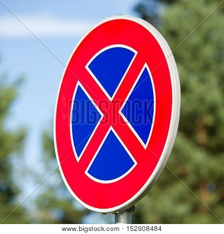 Traffic sign: No stopping or parking (clearway)