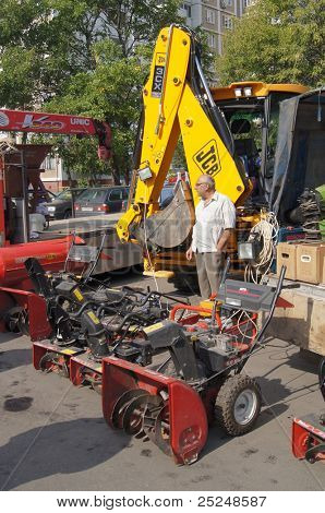 Moskva - 30 AUGUST: Manuel snowplows og gul skraber på 