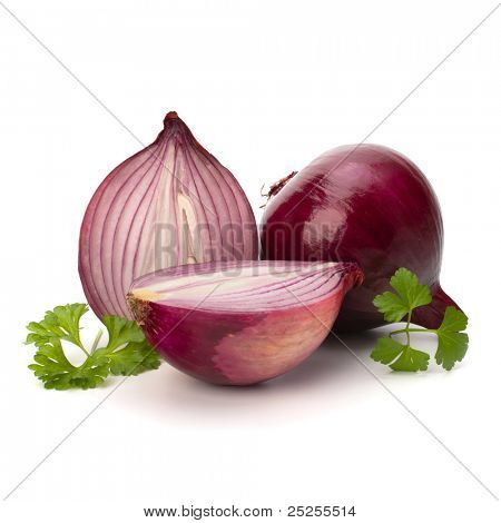 Rot in Scheiben geschnitten, Zwiebeln und frische Petersilie-Stilleben, isolated on white background