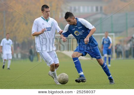 KAPOSVÁR, Maďarsko - listopad 6: Daniel Keresztes (v bílém) v akci na Maďarské národní C