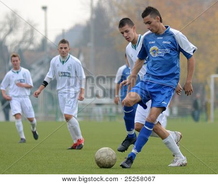 KAPOSVÁR, Maďarsko - listopad 6: Daniel Keresztes (druhý z R) v akci na Maďarské národní