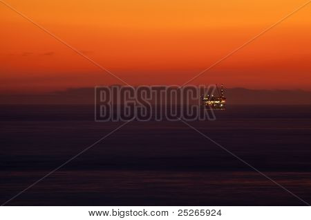 Offshore boreplatform boring Platform ved solnedgang