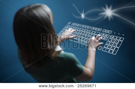 Chica escribiendo en el teclado Virtual