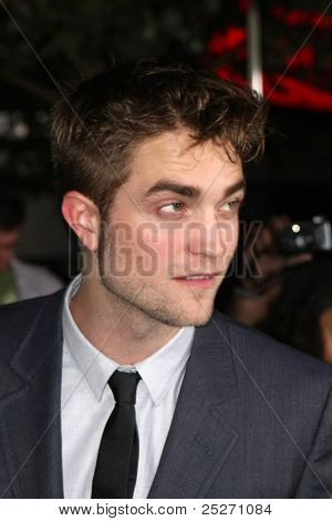 LOS ANGELES - NOV 14: Robert Pattinson kommt an die 