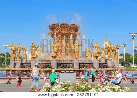 Moscow, Russia - August 01, 2018: Tourists Walking Near Fountain Friendship Of Peoples On Exhibition