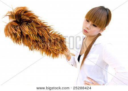 女性は鶏の羽の塵払いを保持