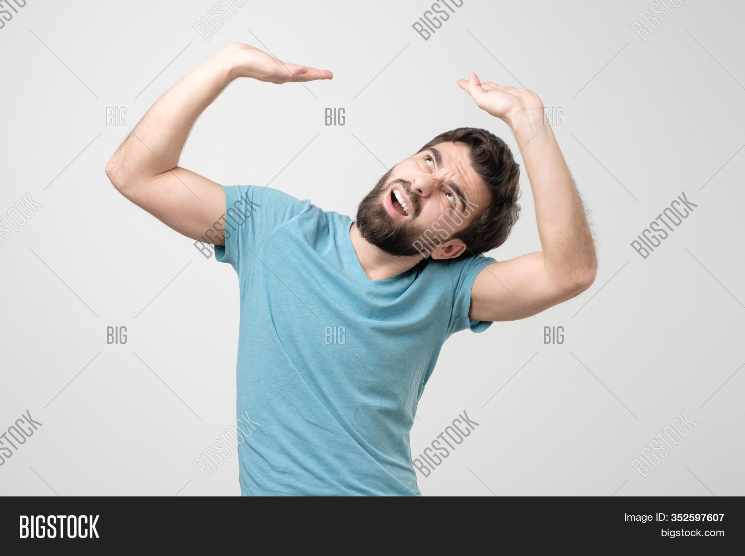 Человек под тяжестью. Человек несёт огромную коробку. Тяжелый груз. Человек несущий камни. Человек несет тяжесть.