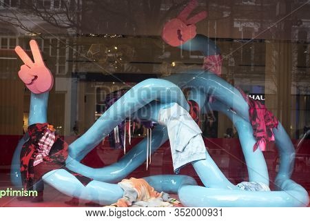 Minimalist Showcases Selfridges