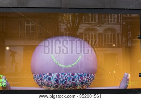 Minimalist Showcases Selfridges