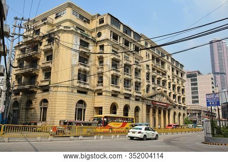 Manila, Ph - Oct. 5: Roman Santos Building Houses The Bank Of The Philippine Islands Facade On Octob