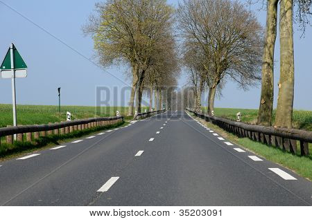 乡村道路在 Val D 瓦兹