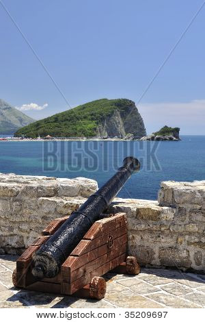 Cannone nella cittadella di Budva, Montenegro