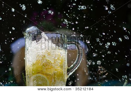 レモンに注がれる水