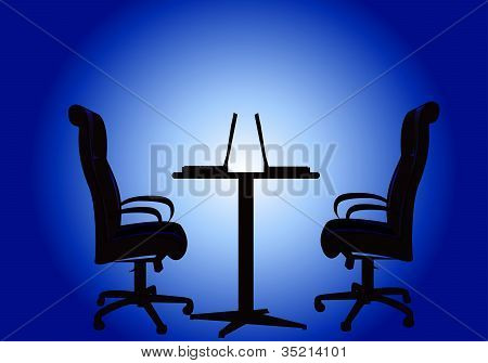 Silhouettes de deux chaises et une Table avec ordinateur