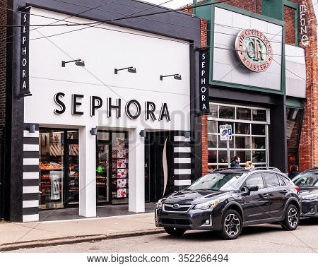 Pittsburgh, Pennsylvania, Usa 2/23/20 The Sephora Store Next To The Coffee Tree Roasters Shop On Wal