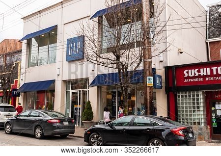 Pittsburgh, Pennsylvania, Usa 2/23/20 The Gap Store, A Popular Clothing Store On Walnut Street In Th