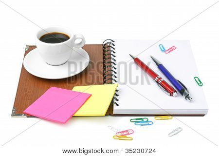 Forniture per ufficio e tazza di caffè