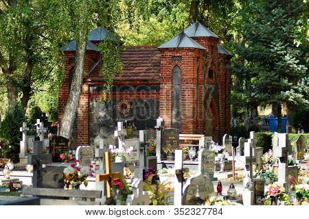 Trzcinsko-zdroj, Poland.8 October 2018. Old Cemetery In Town Trzcinsko-zdroj In Western Poland - For