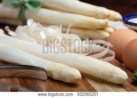Bunch Of Fresh Uncooked White Asparagus And Peeler Knife, How To Peel Asparagus Vegetables