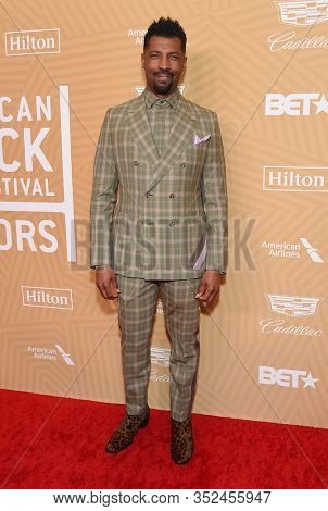 LOS ANGELES - FEB 23:  Deon Cole arrives for the 2020 American Black Film Festival Honors on February 23, 2020 in Beverly Hills, CA                