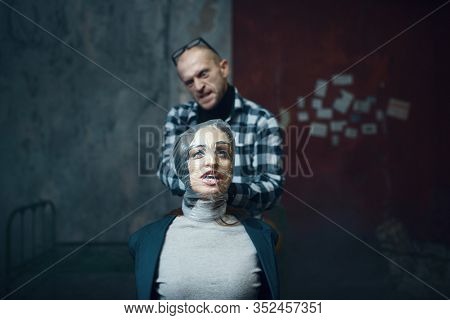 Maniac kidnapper smothers his scared female victim
