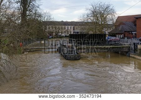 High Water Levels In River Avon At The Radial Gate, Chippenham, Wiltshire, Uk