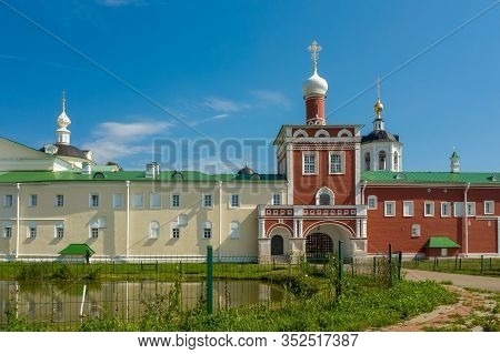 Gate Transfiguration Church Of The Nikolo-peshnoshsky Monastery