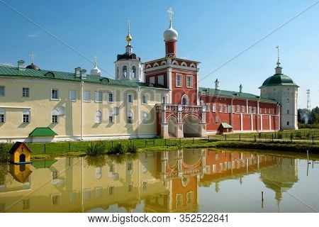 Gate Transfiguration Church Of The Nikolo-peshnoshsky Monastery