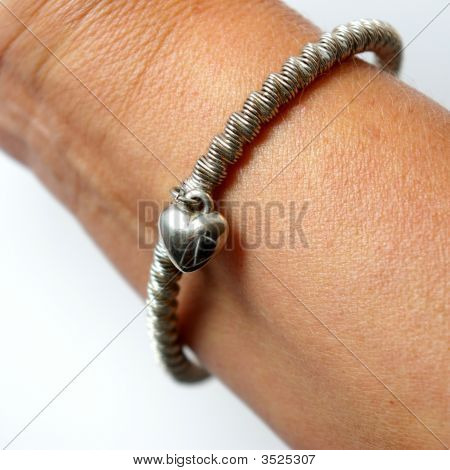 Le Bracelet avec le coeur sur la main.
