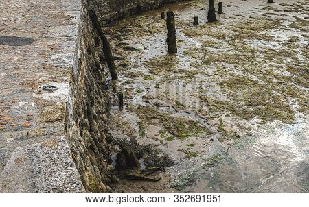 Watchet, Somerset, The Low Tide Blocks The Fishermens Ships In The Port Of Watchet, Exposing The Sha